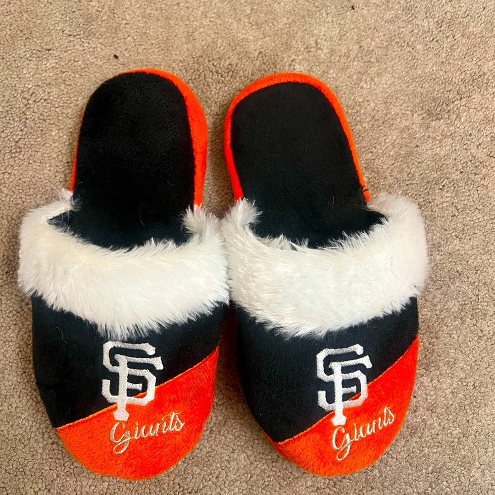 Never Worn San Francisco Giants Plush slippers; size:7/8 women